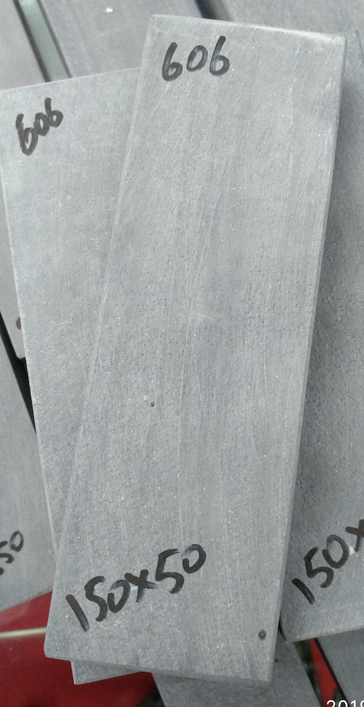 Belçika Blue 150×50 mm doğal bileme taşının dikdörtgen yüzeyi ve üzerindeki ölçü yazısının yakın görünümü.