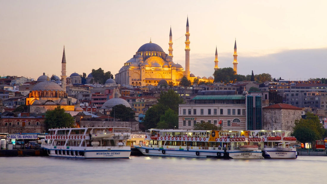 İstanbul’da Galata Köprüsü altındaki restoranlar, arka planda Yeni Cami ve ön planda Haliç’in görünümü.