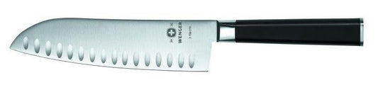Beyaz zemin üzerinde siyah saplı Wenger Santoku bıçağı, çukur desenli metal ağız yüzeyi.